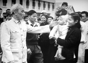 Bác Hồ thăm các gia đình công nhân trường Cán bộ công đoàn năm 1961. Ảnh: T.L

